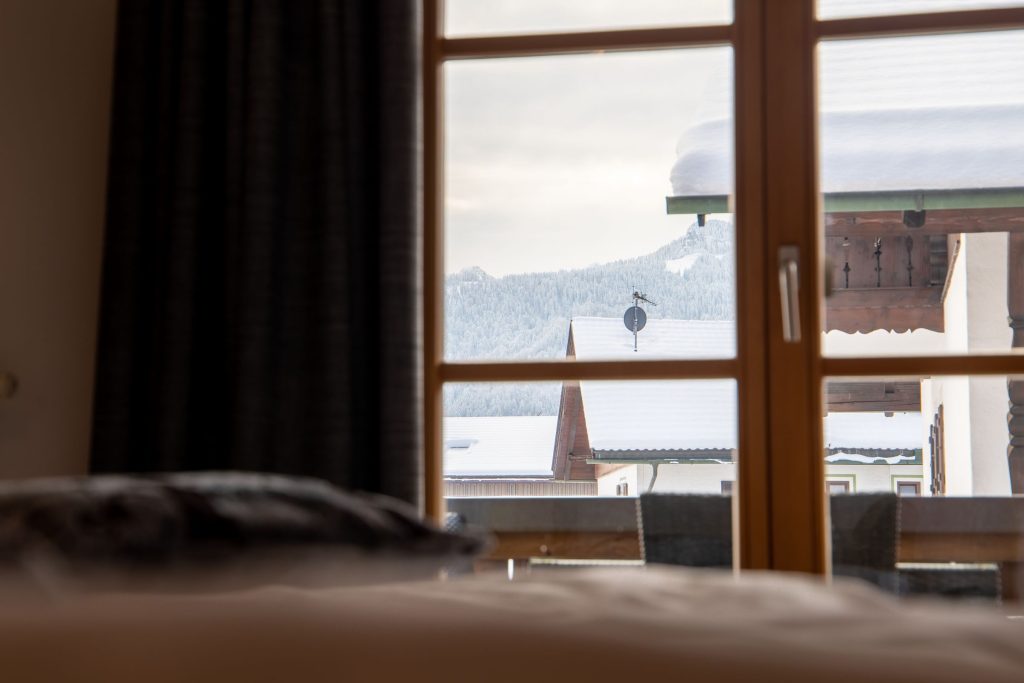 Ausblick auf die zugeschneite Umgebung in Ferienwohnung in Garmisch-Partenkirchen