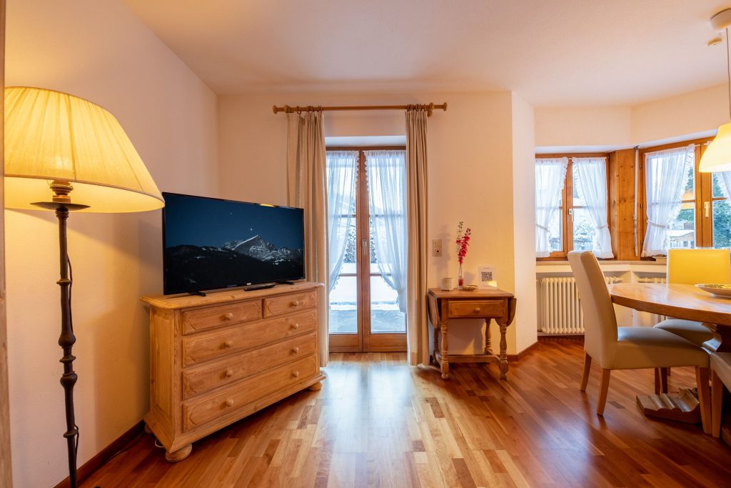 Fernseher und Fenster in Ferienwohnung in Garmisch-Partenkirchen