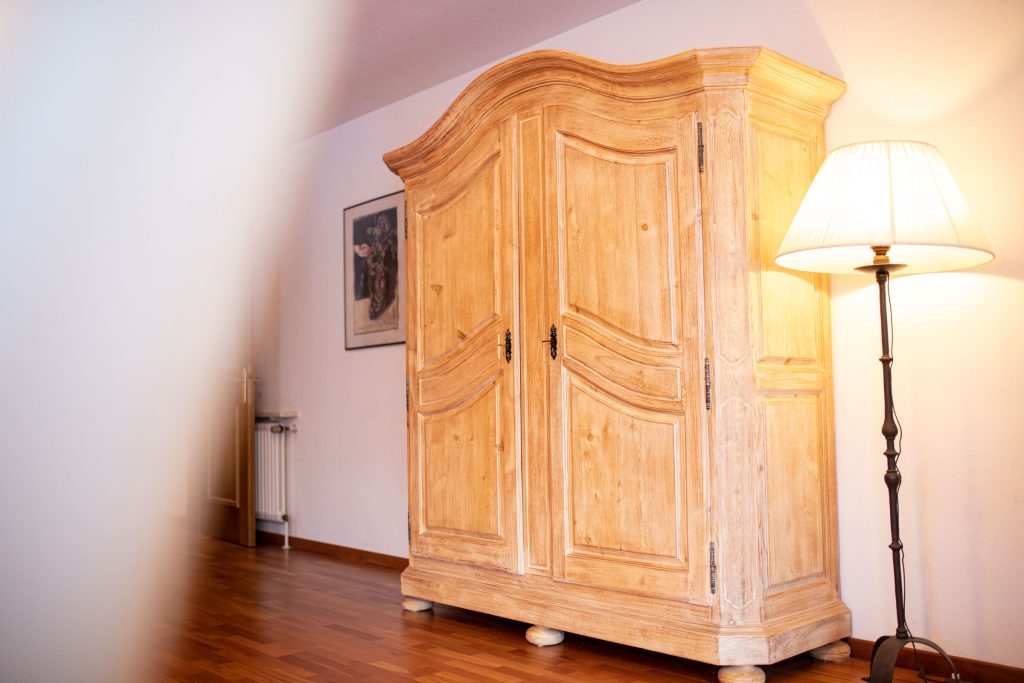 Schrank aus Holz in Ferienwohnung in Garmisch-Partenkirchen