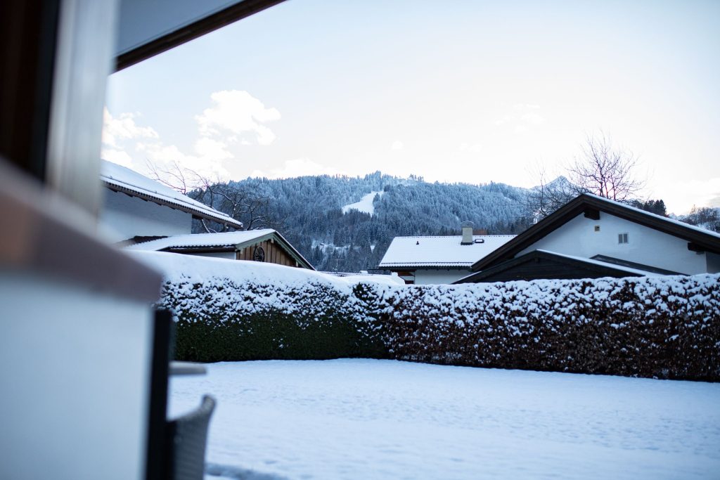 Garten mit Schnee in Ferienwohnung in Garmisch-Partenkirchen