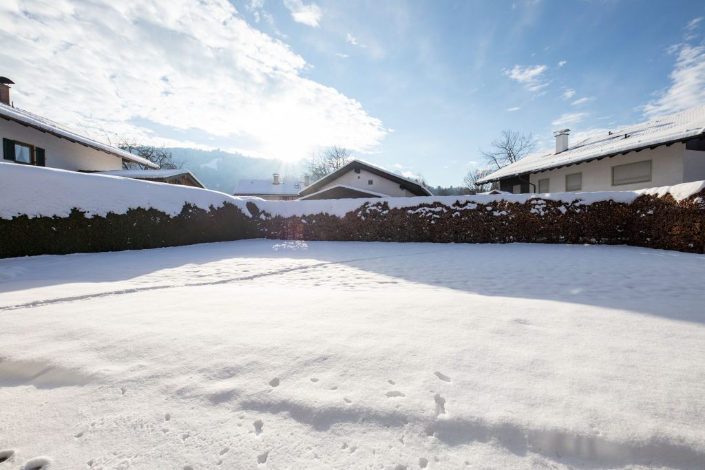 Schnee im Garten in Ferienwohnung in Garmisch-Partenkirchen