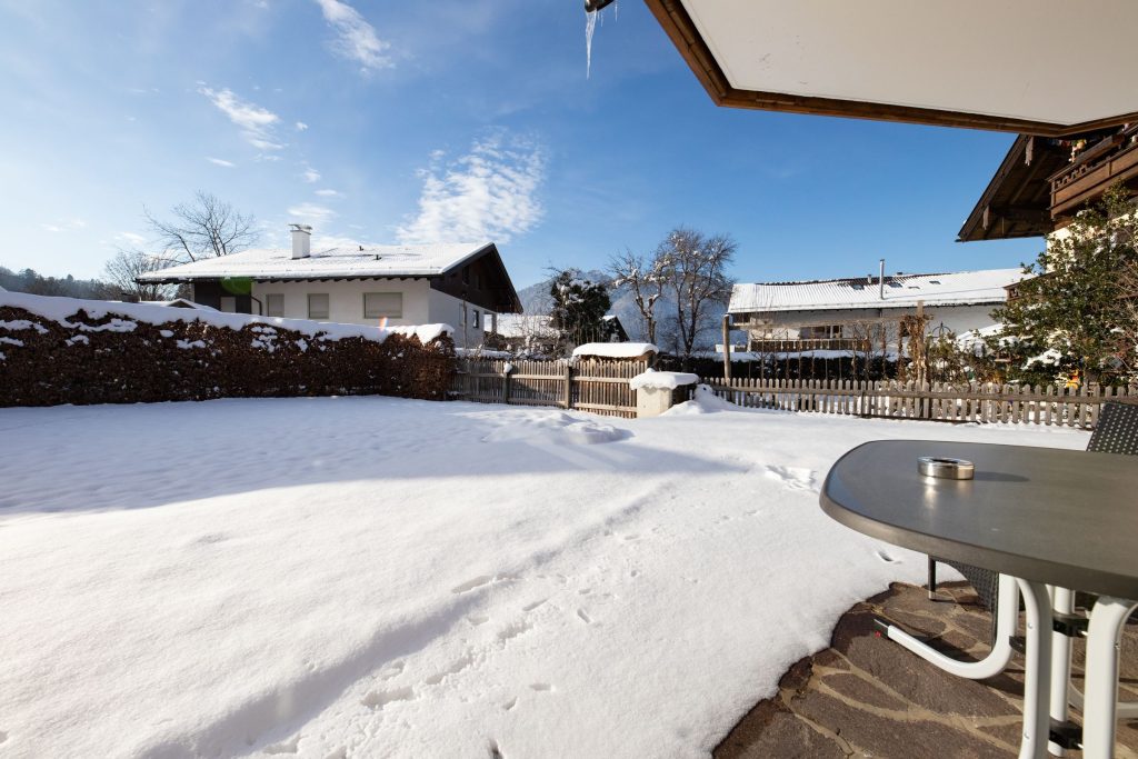 Garten mit Schnee in Ferienwohnung in Garmisch-Partenkirchen