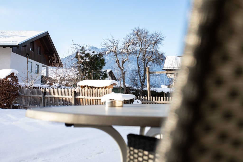 Garten mit Schnee in Ferienwohnung in Garmisch-Partenkirchen