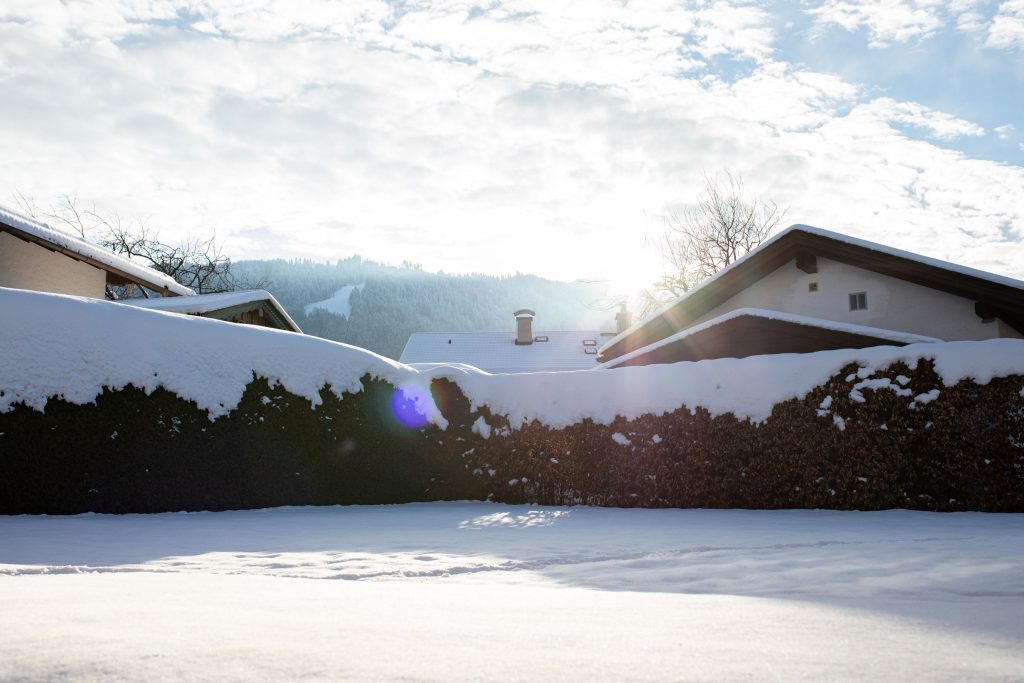 Garten mit Schnee in Ferienwohnung in Garmisch-Partenkirchen