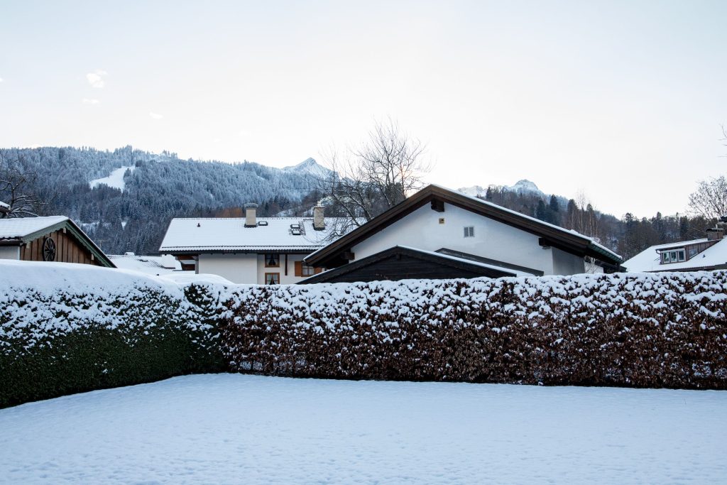 Garten mit Schnee in Ferienwohnung in Garmisch-Partenkirchen