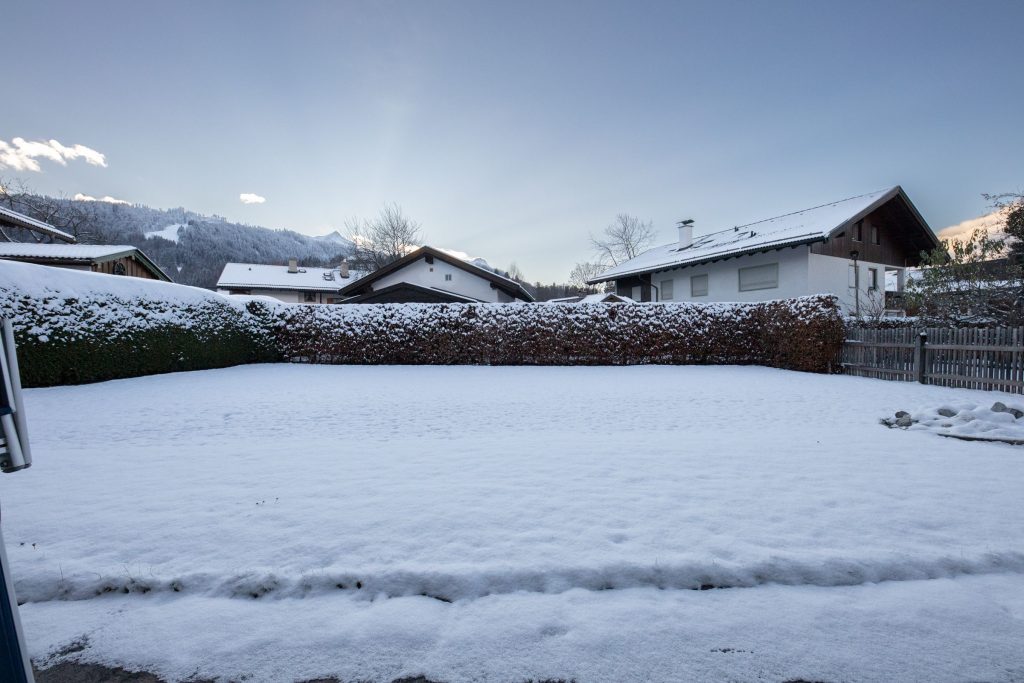 Schnee im Garten in Ferienwohnung in Garmisch-Partenkirchen