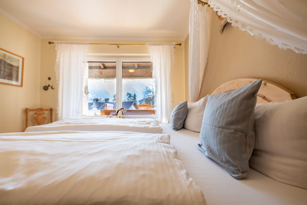 Doppelbett mit Ausblick in Ferienwohnung in Garmisch-Partenkirchen