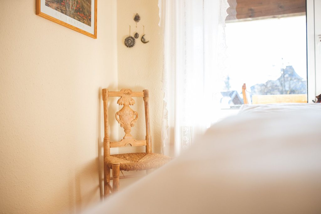 Stuhl im Schlafzimmer in Ferienwohnung in Garmisch-Partenkirchen