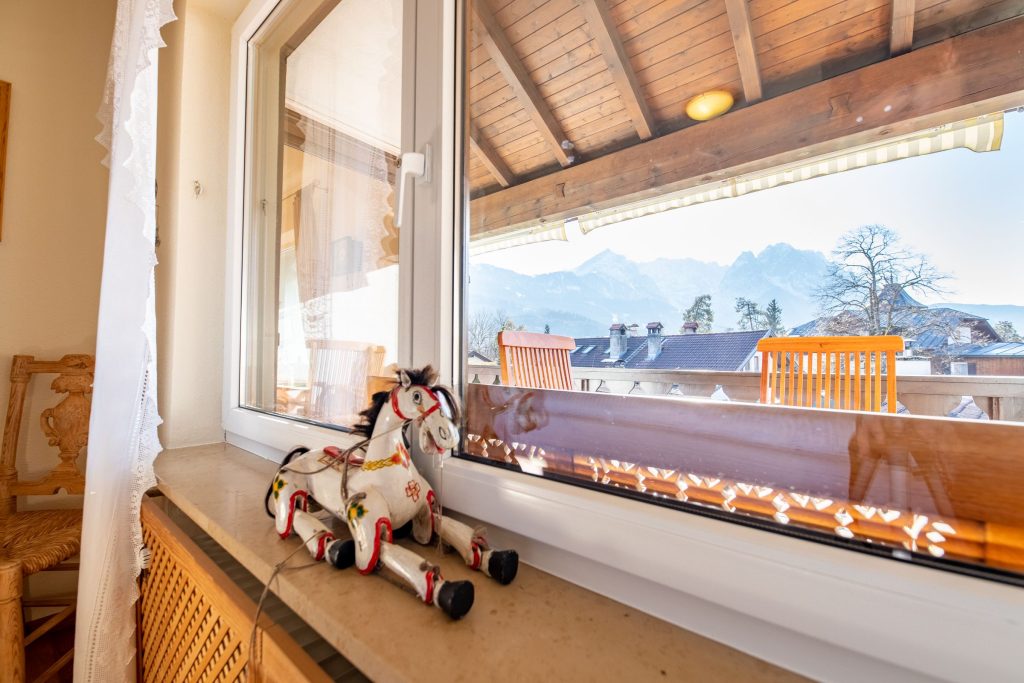 Aussicht und Deko-Pferd in Ferienwohnung in Garmisch-Partenkirchen