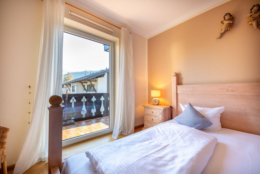 Doppelbett mit Balkon in Ferienwohnung in Garmisch-Partenkirchen