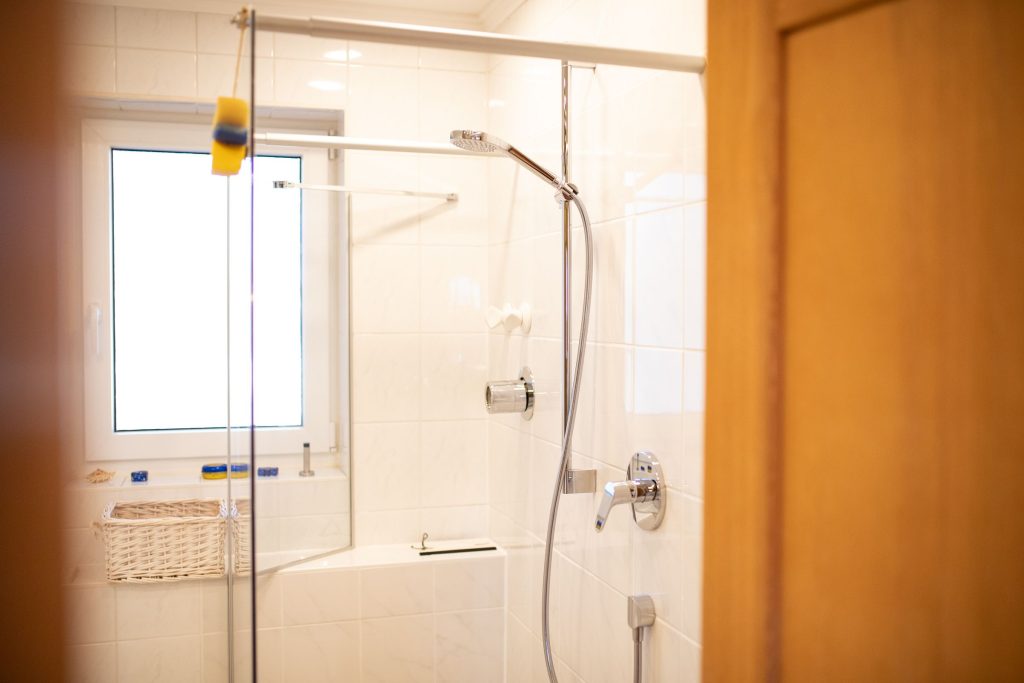 Dusche im Badezimmer in Ferienwohnung in Garmisch-Partenkirchen