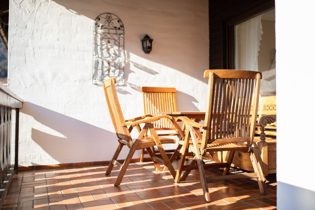 Balkon mit Stühlen und kleinem Tisch in Ferienwohnung in Garmisch-Partenkirchen