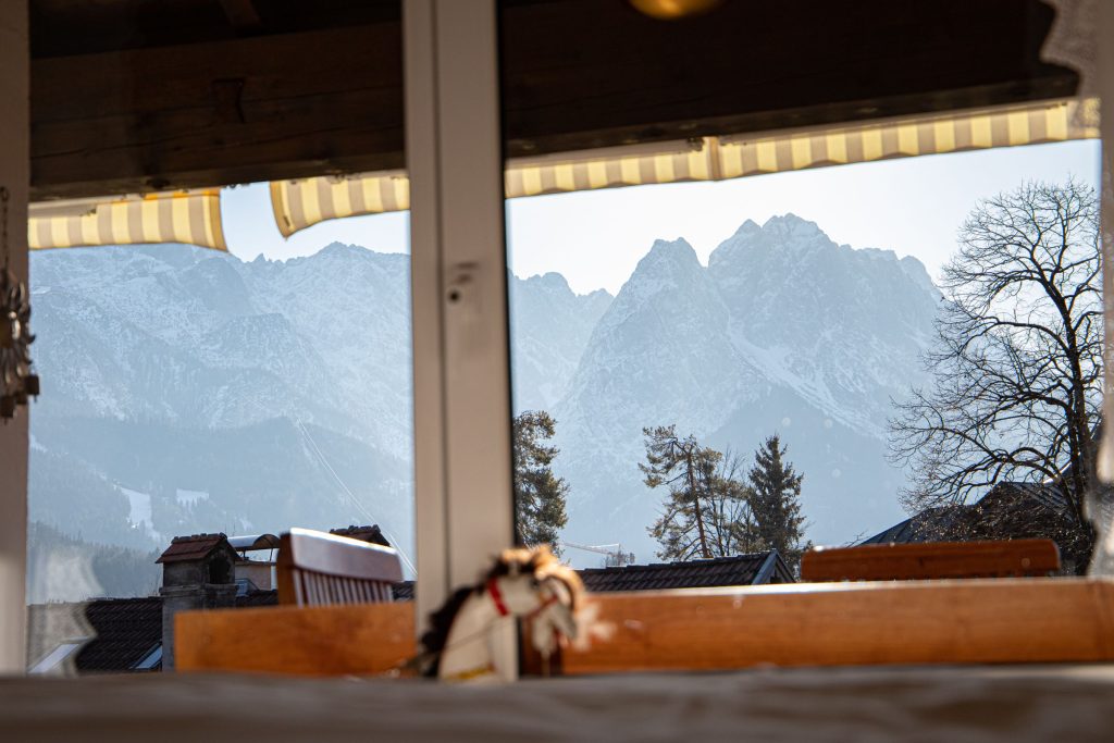 Fenster mit Aussicht in Ferienwohnung in Garmisch-Partenkirchen