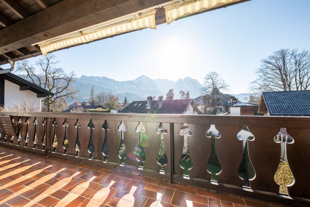 Balkon mit Überdachung in Ferienwohnung in Garmisch-Partenkirchen