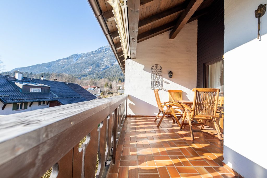 Balkon mit Stühlen in Ferienwohnung in Garmisch-Partenkirchen