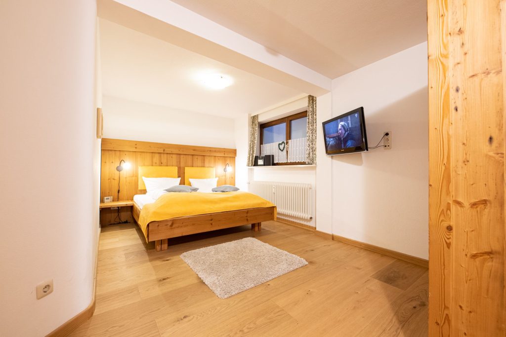 Doppelbett mit Fernseher in Ferienwohnung in Garmisch-Partenkirchen