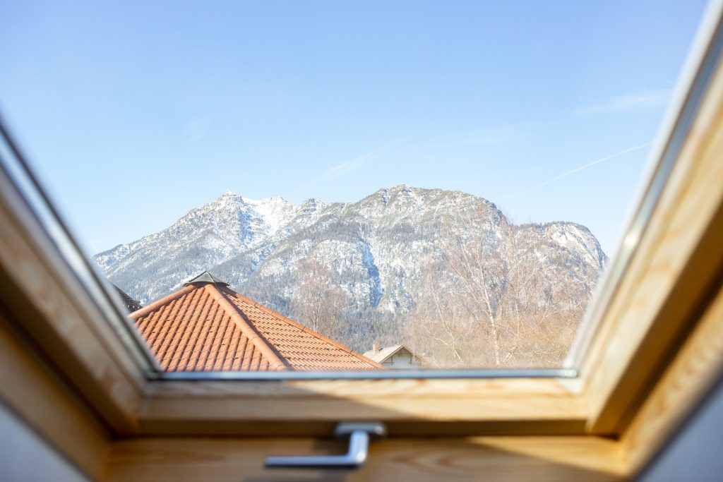 Blick durchs Dachfenster auf die Berge von Garmisch-Partenkirchen