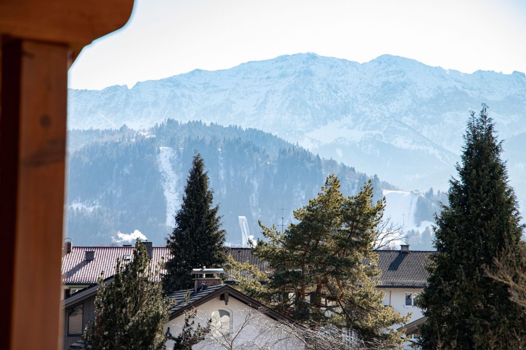 Blick auf die verschneiten Berge von Garmisch-Partenkirchen