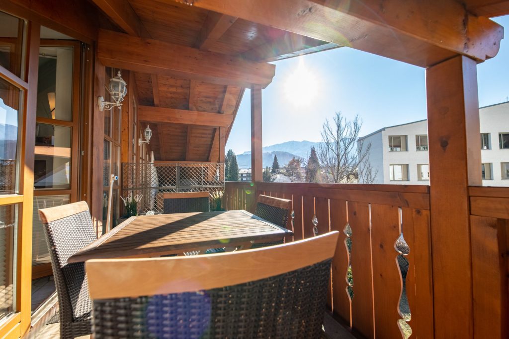 Balkon mit Tisch und Stühlen an Ferienwohnung in Garmisch-Partenkirchen