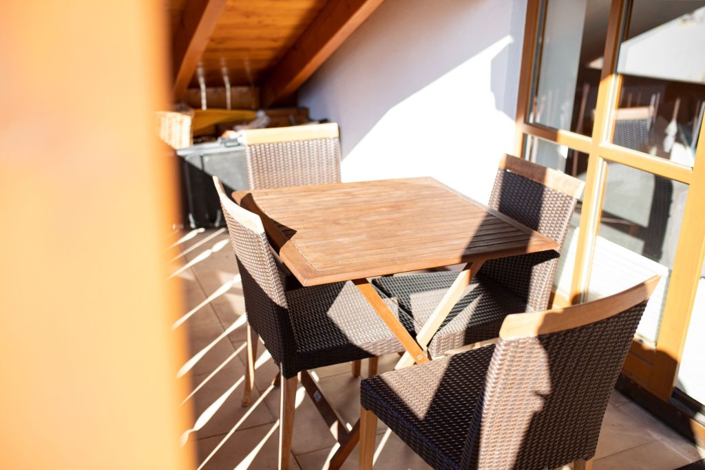 Balkon mit kleinem Tisch und vier Stühlen an Ferienwohnung in Garmisch-Partenkirchen