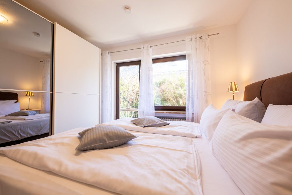 Doppelbett mit Kleiderschrank in Ferienwohnung in Garmisch-Partenkirchen