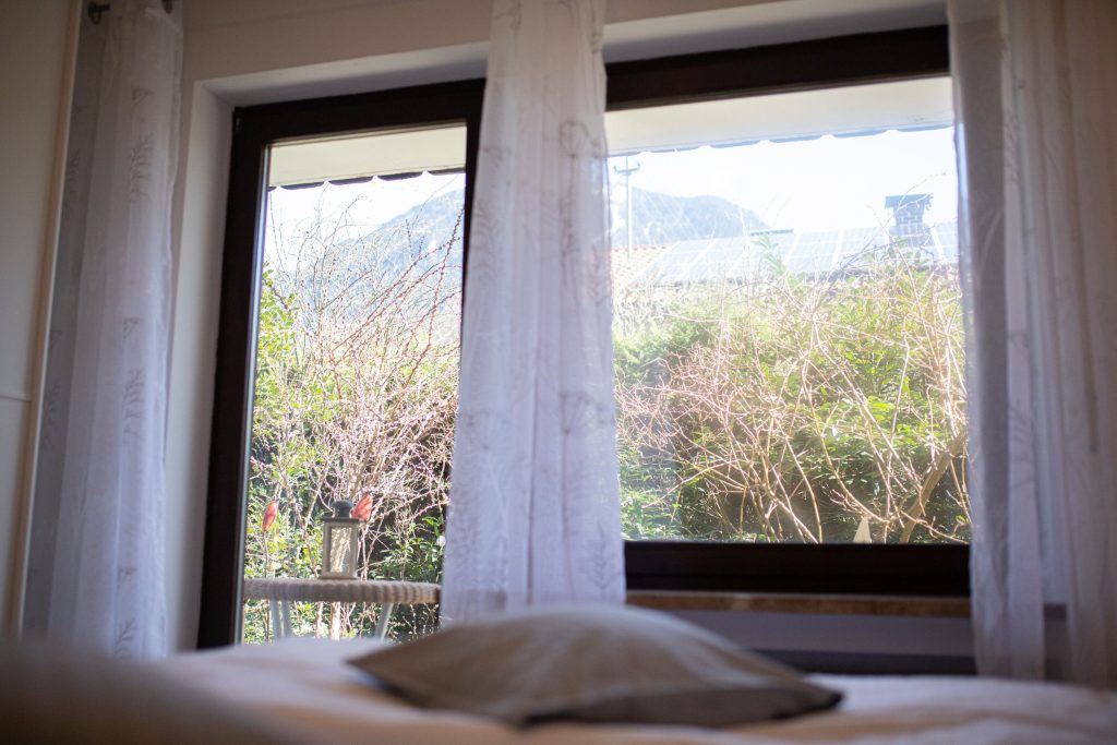 Ausblick aus dem Schlafzimmer in Ferienwohnung in Garmisch-Partenkirchen