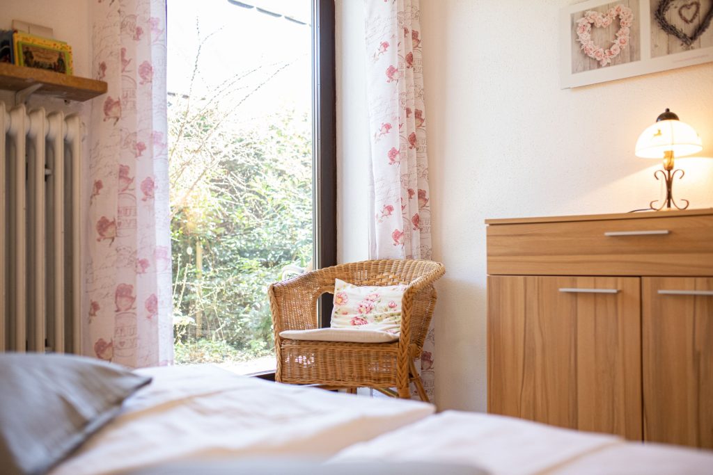 Doppelbett mit Schrank in Ferienwohnung in Garmisch-Partenkirchen