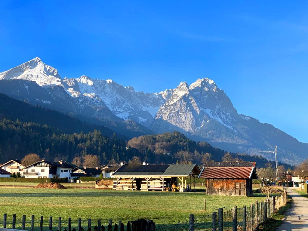 Die Berge von Garmisch-Partenkirchen unter blauem Himmel