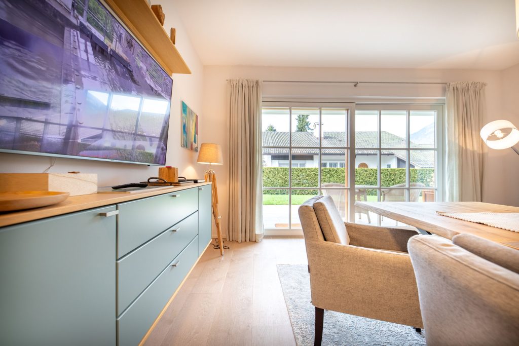 Sideboard mit Fernseher in Ferienwohnung in Garmisch-Partenkirchen