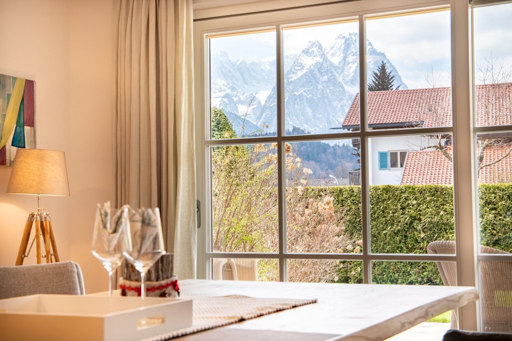 Hohe Fensterfront und die Berge in Ferienwohnung in Garmisch-Partenkirchen