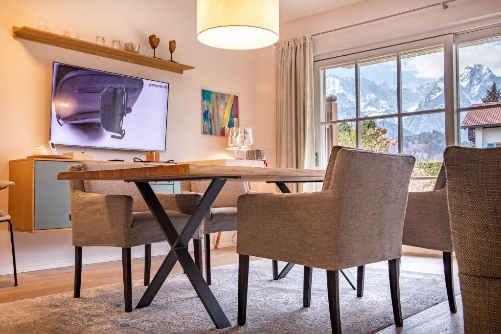 Esstisch mit Blick auf den Fernseher in Ferienwohnung in Garmisch-Partenkirchen