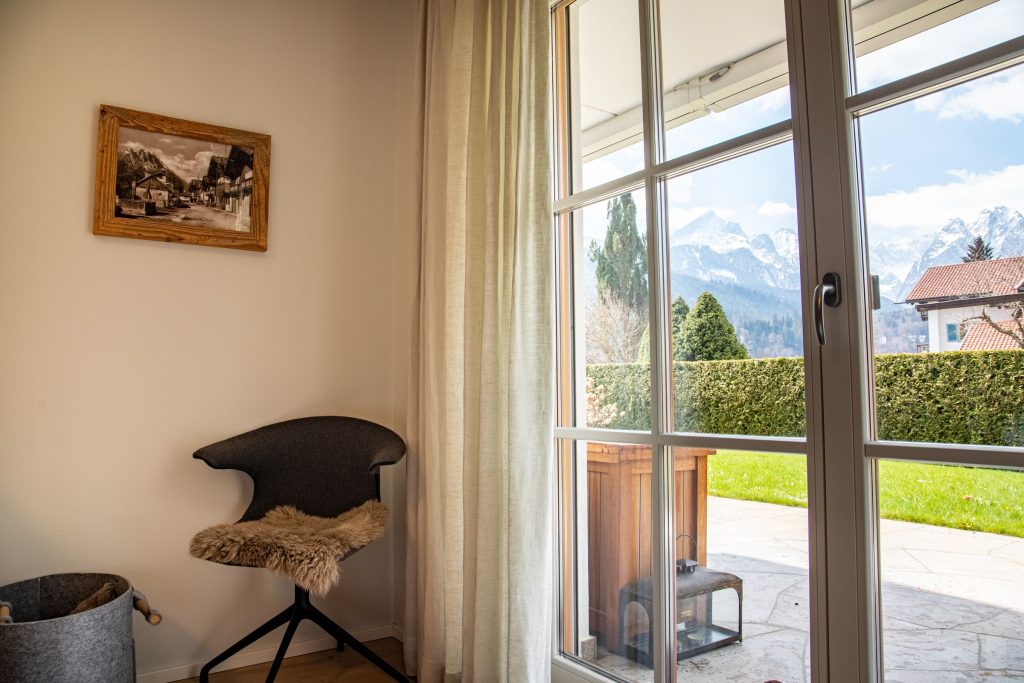 Blick von unten auf die Berge in Ferienwohnung in Garmisch-Partenkirchen