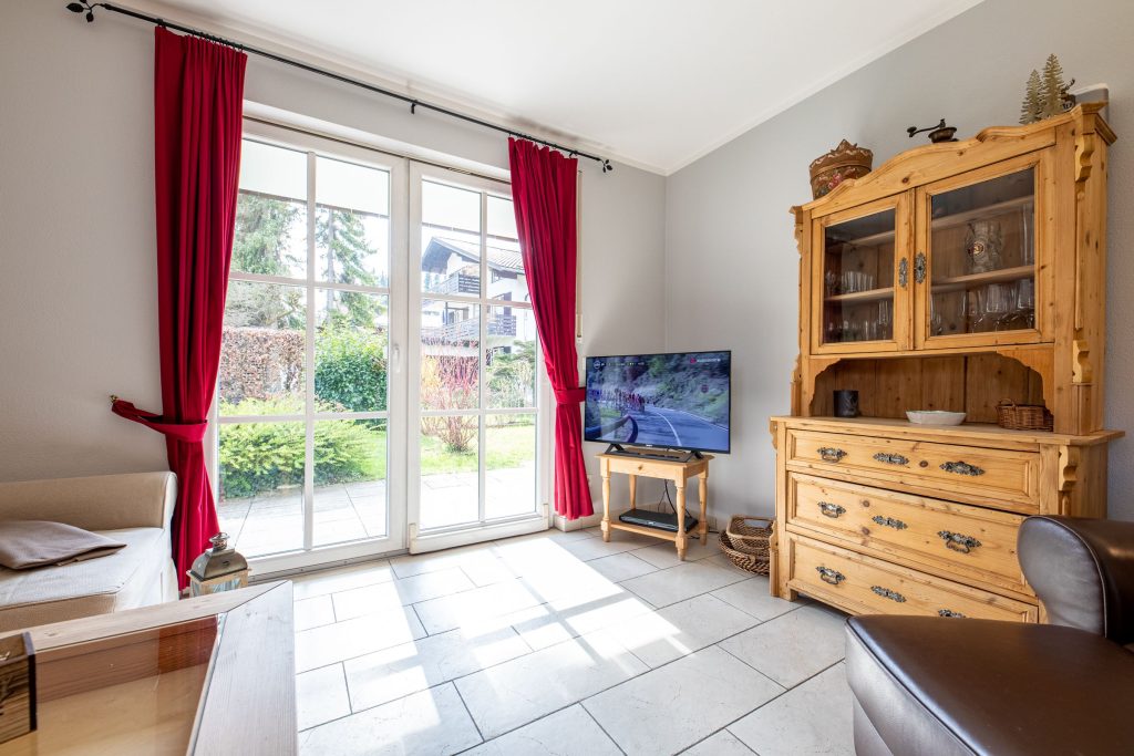 Vitrine mit Fernseher in Ferienwohnung in Garmisch-Partenkirchen