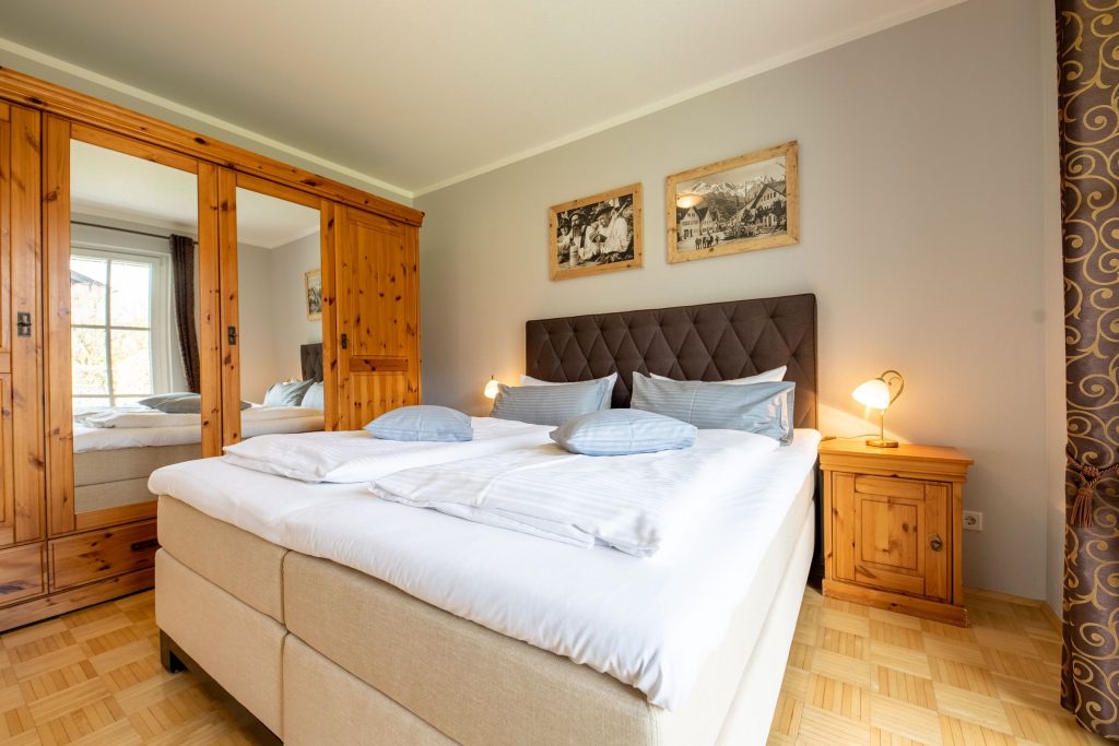 Schlafzimmer mit Spiegel in Ferienwohnung in Garmisch-Partenkirchen