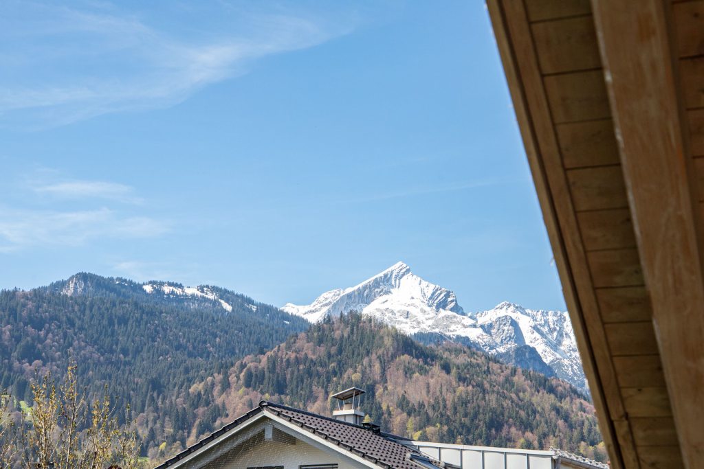 Die verschneite Zugspitze von Garmisch-Partenkirchen