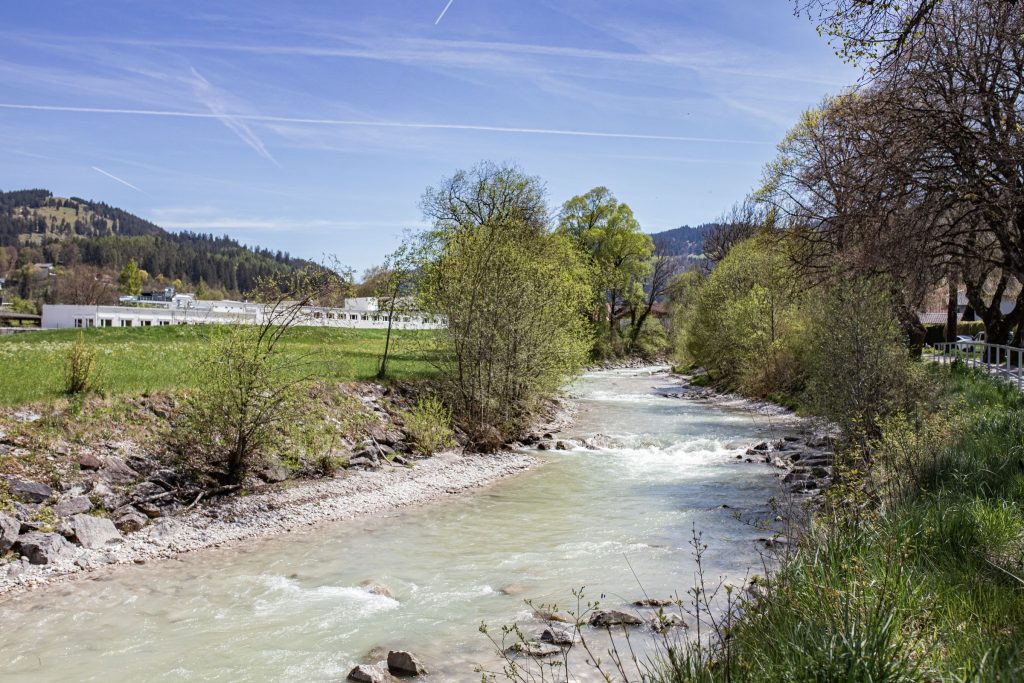 Fluss mit Strömung unter blauem Himmel in Garmisch-Partenkirchen