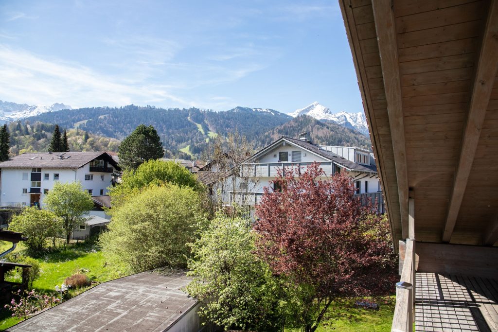 Blühende Gärten und schöne Häuser in Garmisch-Partenkirchen