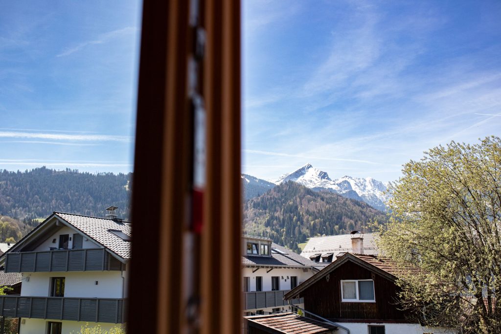 Weiter Blick auf die Berge von Ferienwohnung in Garmisch-Partenkirchen