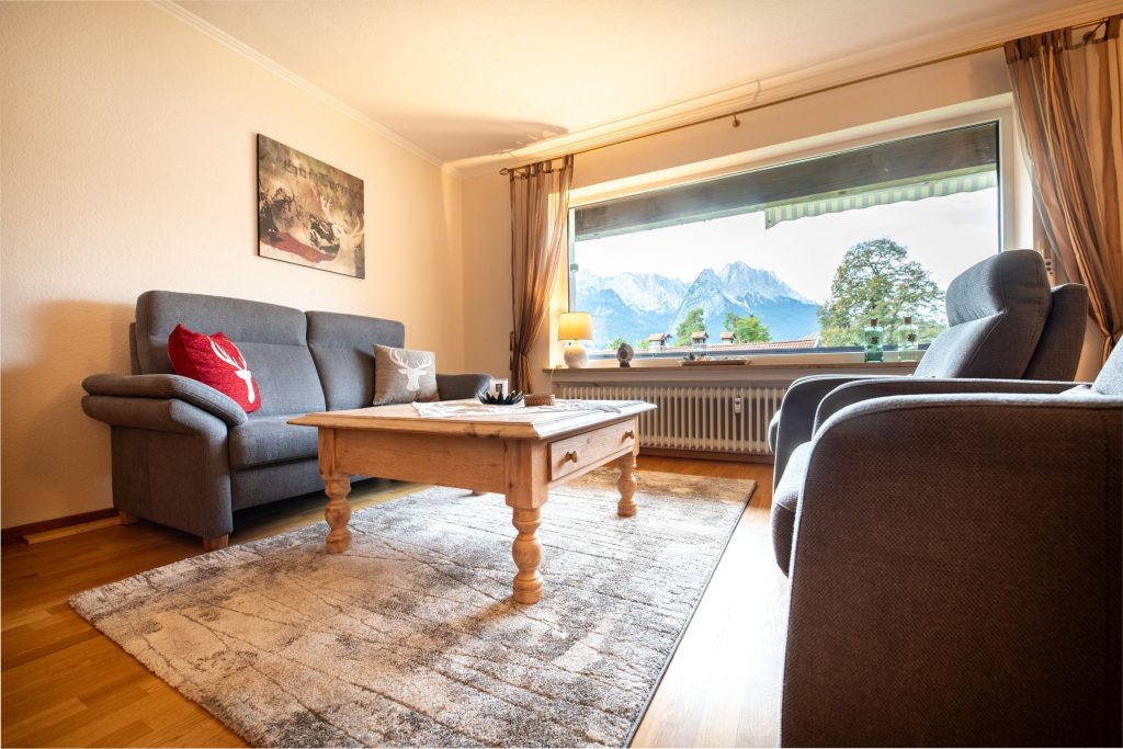 Wohnzimmer mit Tisch in Ferienwohnung in Garmisch-Partenkirchen