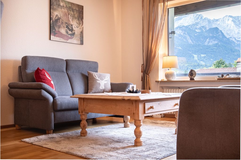 graue Sofas in Ferienwohnung in Garmisch-Partenkirchen