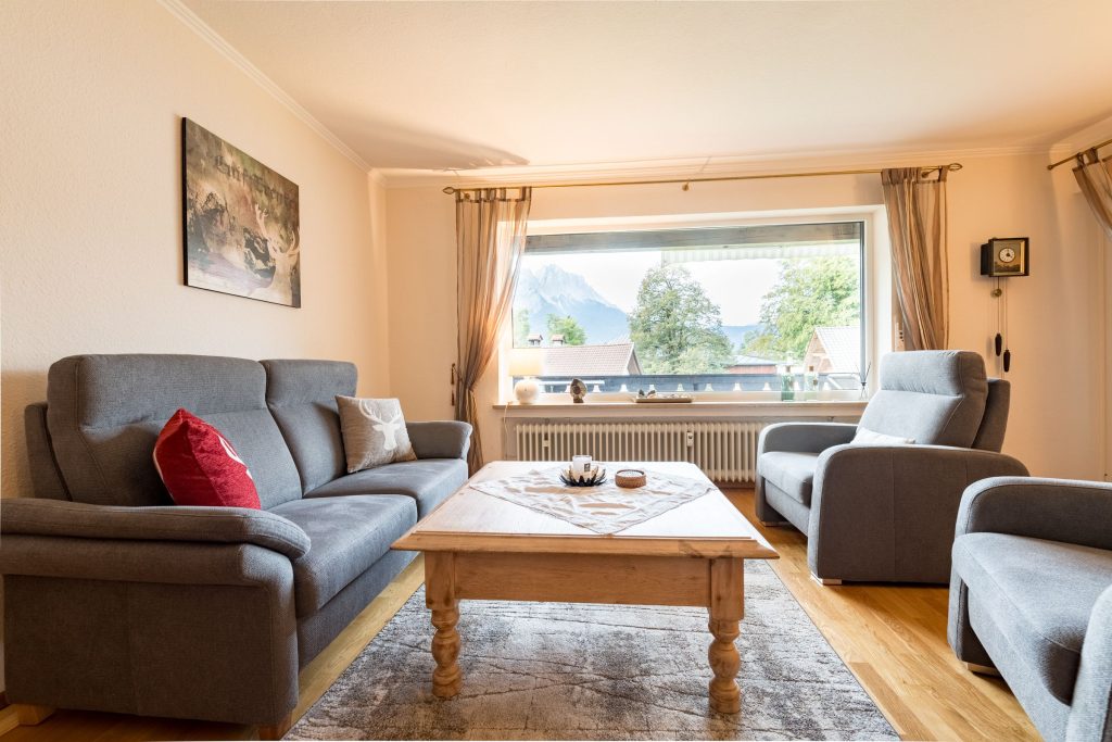 Wohnzimmer mit Sofa in Ferienwohnung in Garmisch-Partenkirchen