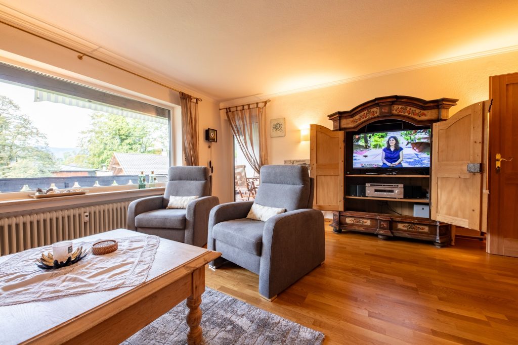 Sessel und Fernseher im Schrank in Ferienwohnung in Garmisch-Partenkirchen