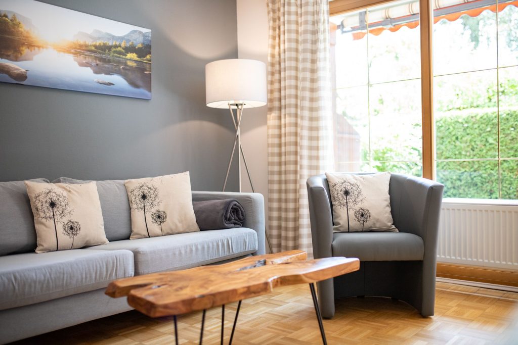 Sessel und Sofa mit Kissen in Ferienwohnung in Garmisch-Partenkirchen