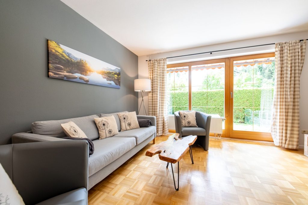 Sofa und Sessel mit Bildern in Ferienwohnung in Garmisch-Partenkirchen