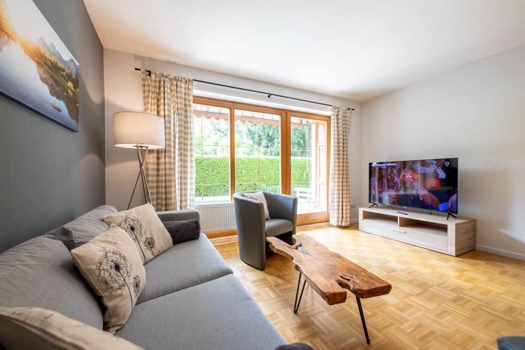 Sofa, Sessel und großer Fernseher in Ferienwohnung in Garmisch-Partenkirchen