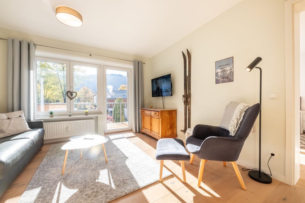 Lesesessel und Sofa in Ferienwohnung in Garmisch-Partenkirchen