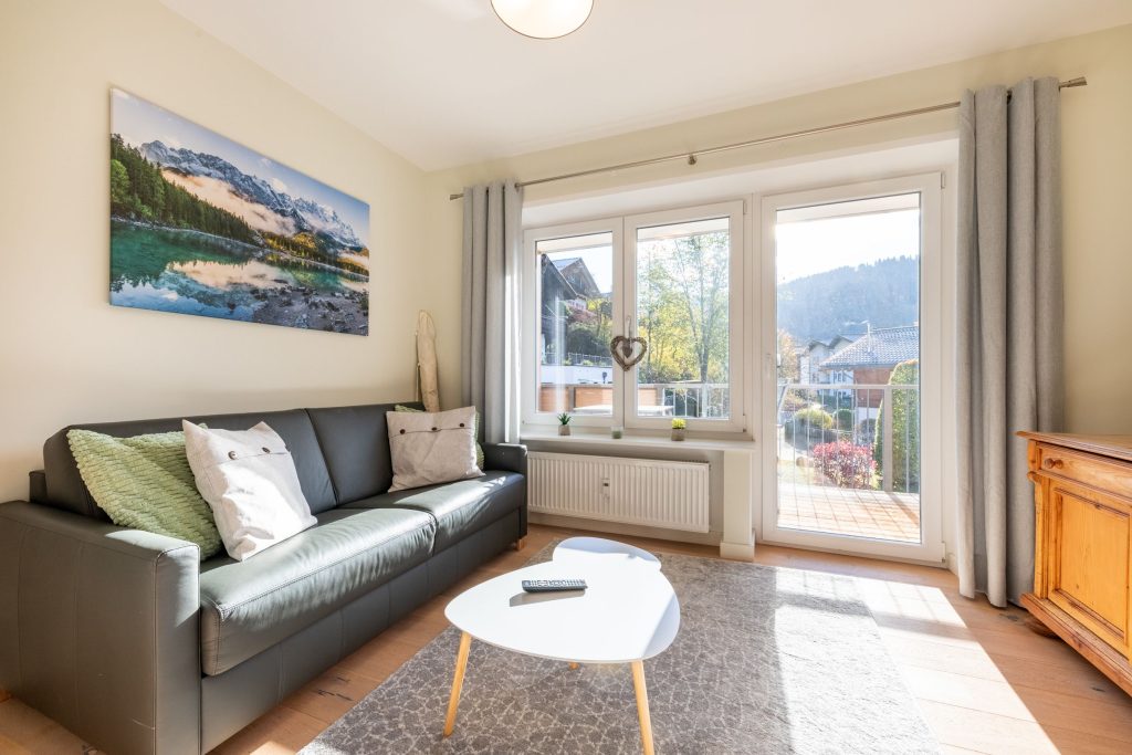 Sofa und Beistelltisch in Ferienwohnung in Garmisch-Partenkirchen