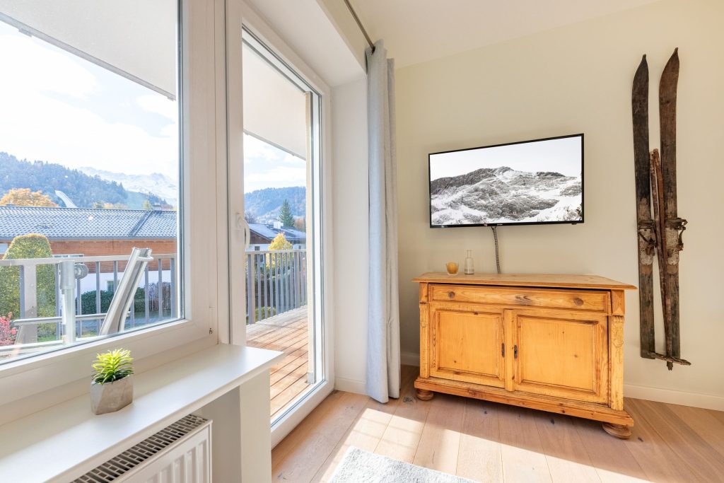 Fernseher und Holzskier in Ferienwohnung in Garmisch-Partenkirchen