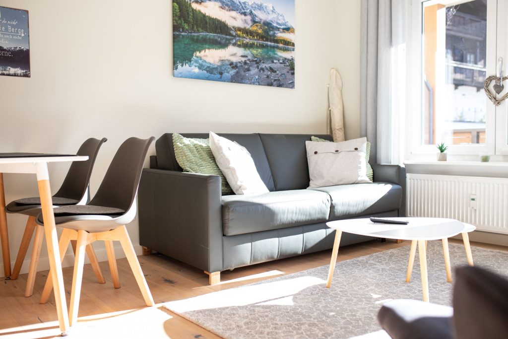 kleines Sofa mit Beistelltisch in Ferienwohnung in Garmisch-Partenkirchen