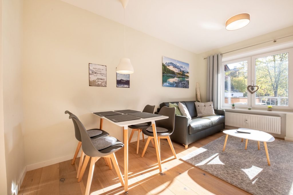 Kleines Sofa und Esstisch in Ferienwohnung in Garmisch-Partenkirchen